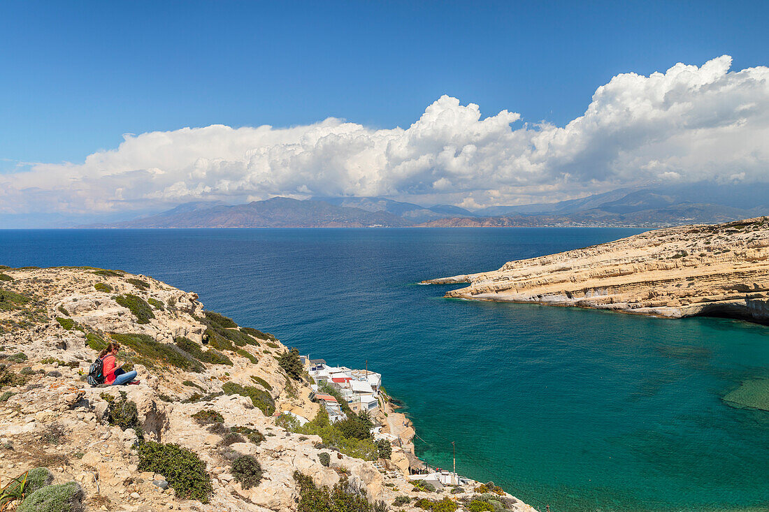 Tourist genießt den Blick auf die Bucht von Matala, Iraklion, Kreta, Griechische Inseln, Griechenland, Europa