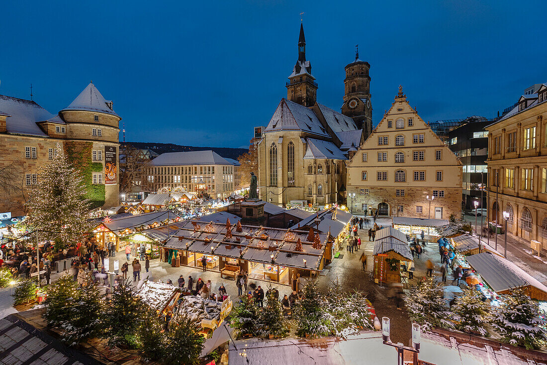 Weihnachtsmarkt auf dem Schillerplatz vor der Stiftskirche, Stuttgart, Baden-Wurttemberg, Deutschland, Europa