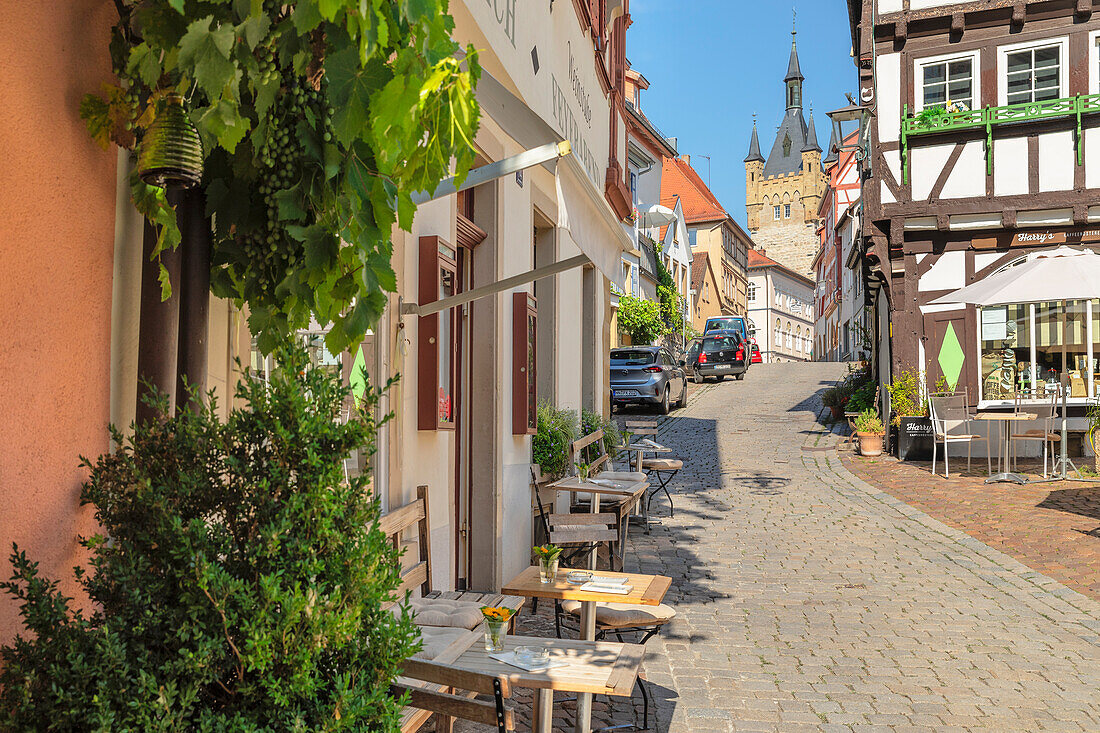 Salzgasse mit Blick auf den Blauen Turm, Bad Wimpfen, Neckartal, Burgenstraße, Baden-Württemberg, Deutschland, Europa