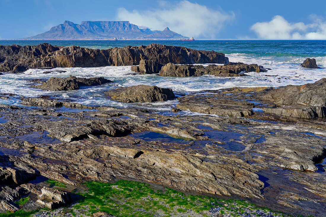 Blick auf den Tafelberg vom Blue Mountain Beach aus, Kapstadt, Südafrika, Afrika