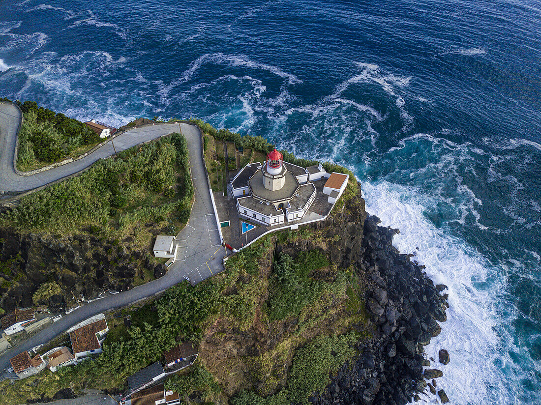Luftaufnahme des Leuchtturms Farol do Arnel und der Landspitze Arnel, Insel Sao Miguel, Azoren, Portugal, Atlantik, Europa