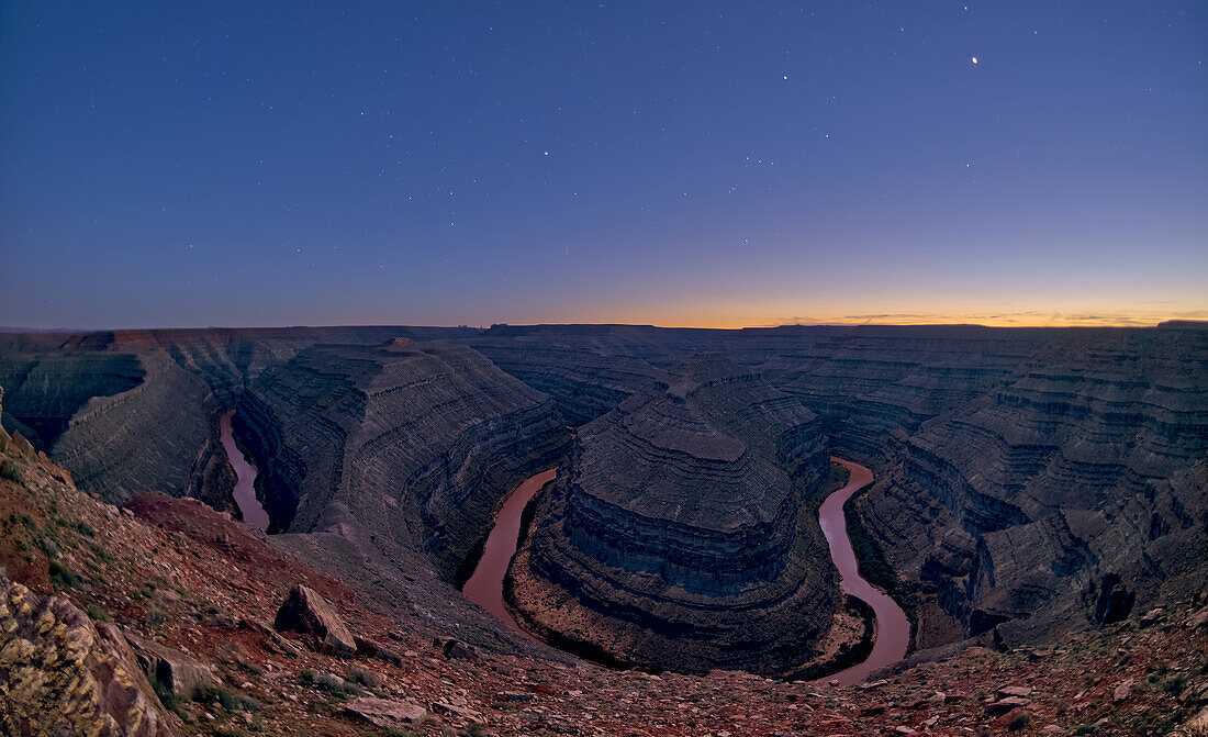 Die Mäander des San Juan River bei Dämmerung vom Aussichtspunkt im Goosenecks State Park bei Mexican Hat, Utah, Vereinigte Staaten von Amerika, Nordamerika