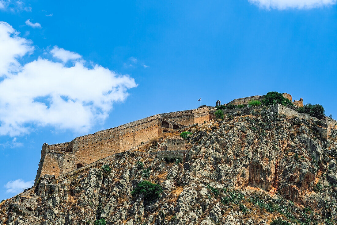 Die Zitadelle der Palamidi-Festung aus dem 18. Jahrhundert mit einem Bollwerk auf dem Hügel, Nafplion, Peloponnes, Griechenland, Europa