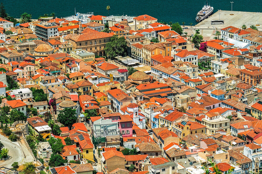 Historischer Stadtpanoramablick, mit traditionellen niedrigen Gebäuden mit roten Ziegeldächern, Nafplion, Peloponnes, Griechenland, Europa