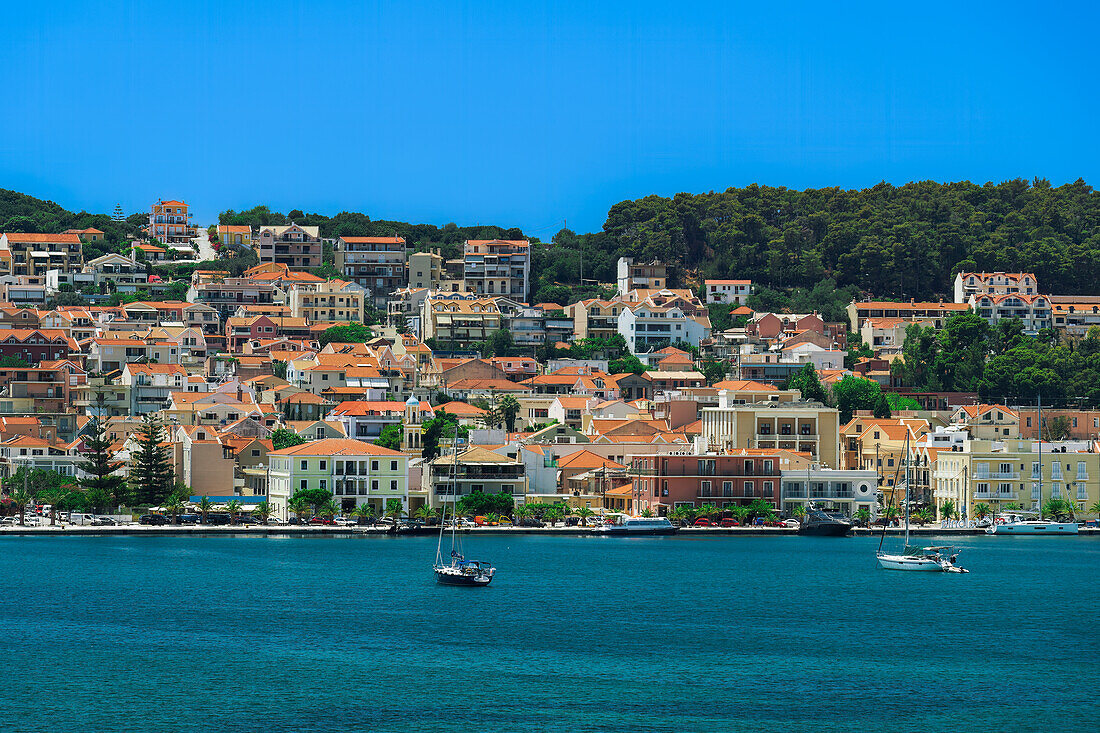 Stadtpanorama am Meer mit Flachbauten, Argostoli, Kefalonia Ionia Inseln, Griechische Inseln, Griechenland, Europa