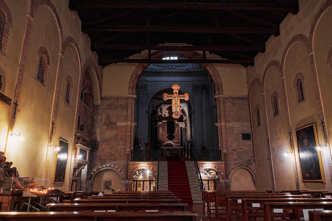 Kreuzförmige Jesus-Ikone im religiösen Komplex Santo Stefano, Teil der Sette Chiese (Die sieben Kirchen), Bologna, Emilia Romagna, Italien, Europa