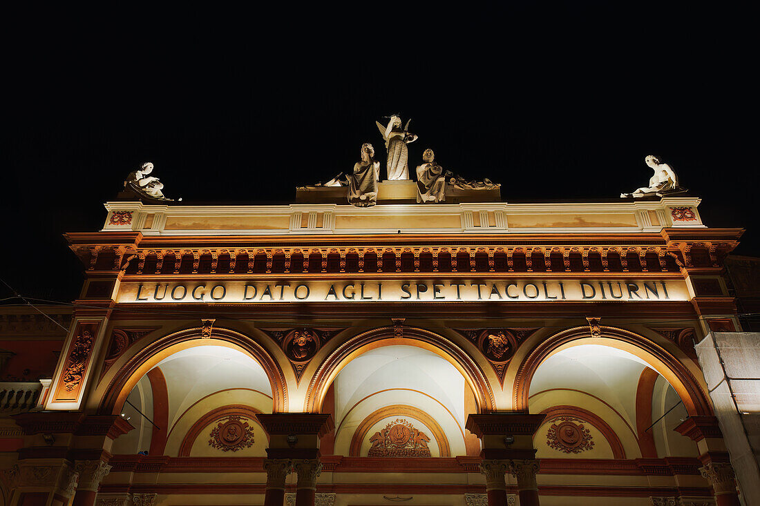 Tiefblick auf die Fassade des Theaters Arena del Sole von 1810 bei Nacht, Bologna, Emilia Romagna, Italien, Europa