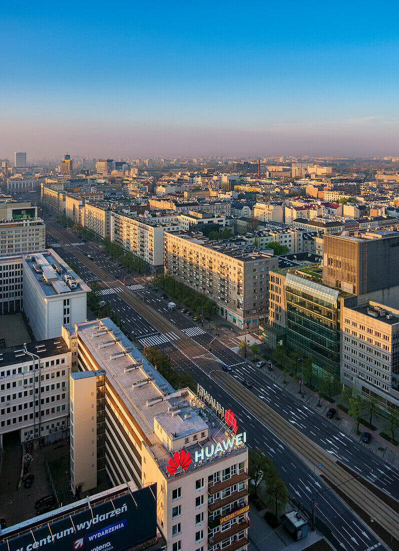Marszalkowska Straße und Skyline des Stadtzentrums bei Sonnenaufgang, Blick von oben, Warschau, Masowische Woiwodschaft, Polen, Europa