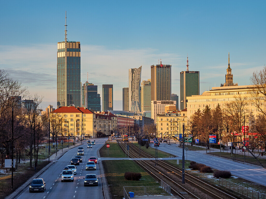 Allee der Unabhängigkeit und Skyline des Stadtzentrums bei Sonnenuntergang, Warschau, Woiwodschaft Masowien, Polen, Europa