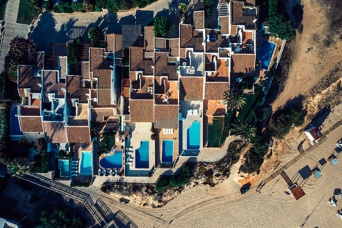 Luftaufnahme einer Drohne von oben auf die luxuriösen Residenzen in Vale do Lobo, ikonisches Strandresort und Wohnhaus, in der Nähe von Quarteira an der Algarve, Portugal, Europa