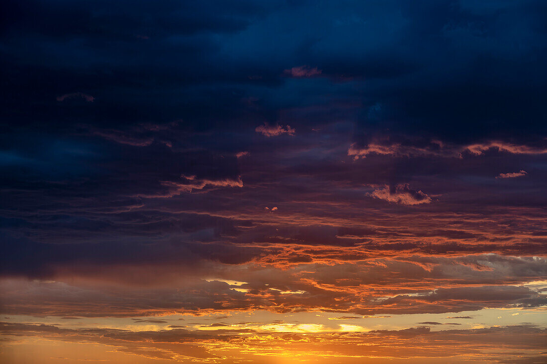 USA, Arizona, Tucson, Dramatische Gewitterwolken bei Sonnenuntergang