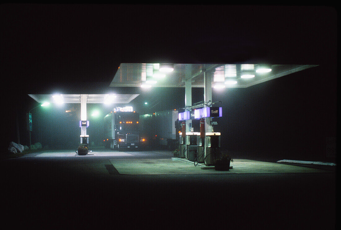 Lastwagen auf Tankstelle bei Nacht