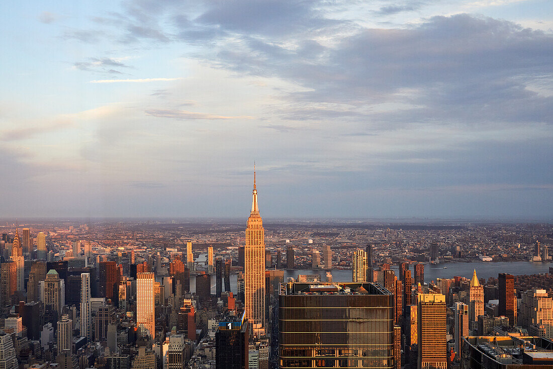 USA, New York, New York City, Luftaufnahme von Manhattan-Wolkenkratzern bei Sonnenuntergang