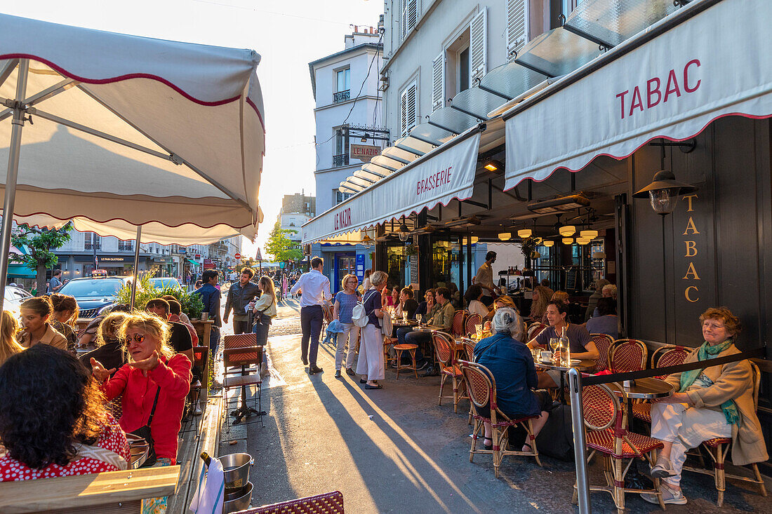 Bar and pavement cafe, Montmartre, Paris, France, Europe