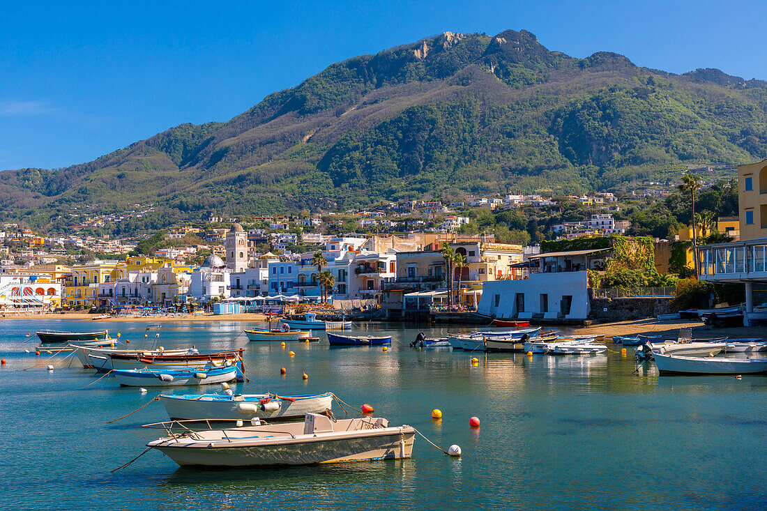 Die Uferpromenade von Lacco Ameno, Insel Ischia, Kampanien, Italien, Europa