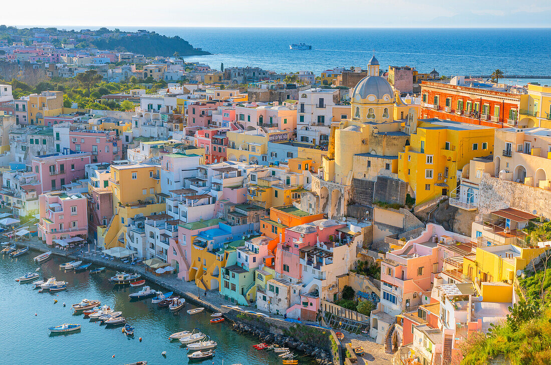 Luftaufnahme von Marina di Corricella bei Sonnenuntergang, Procida, Flegreische Inseln, Kampanien, Italien, Europa