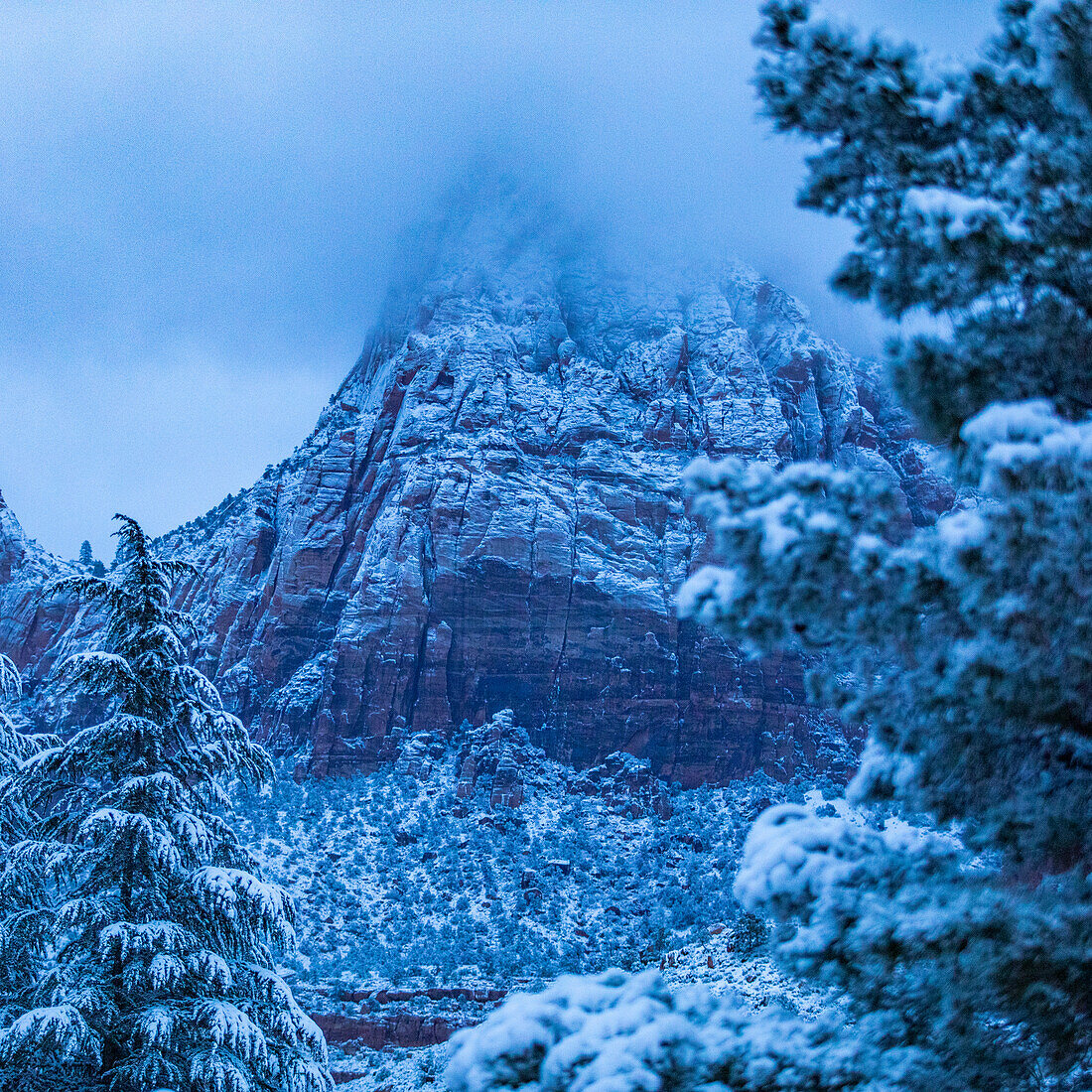 USA, Utah, Springdale, Zion National Park, Blick auf einen schneebedeckten Berg