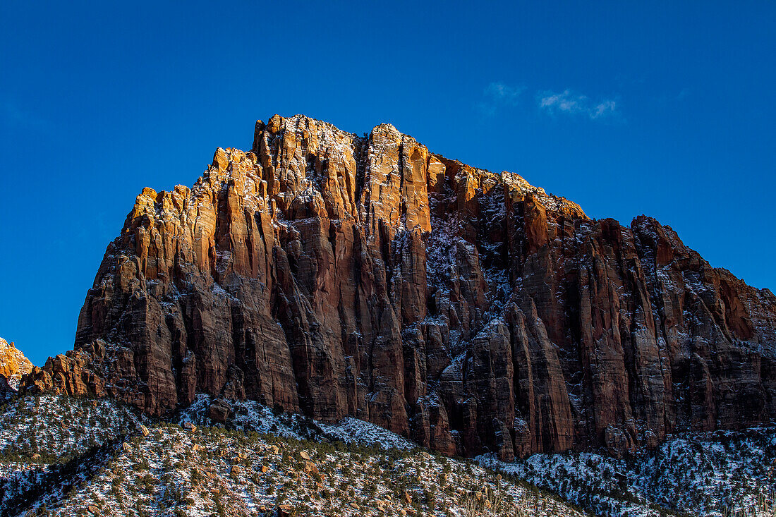 USA, Utah, Springdale, Zion National Park, Blick auf einen Berggipfel vor blauem Himmel