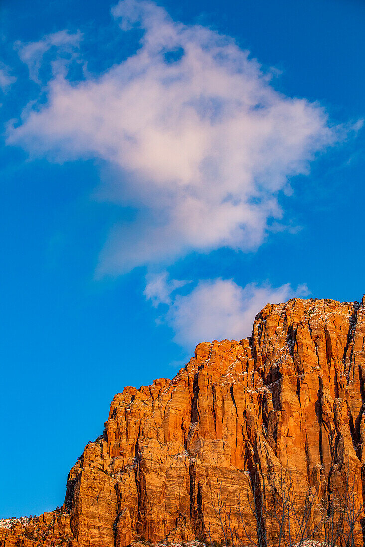 USA, Utah, Springdale, Zion National Park, Blick auf einen Berggipfel vor blauem Himmel