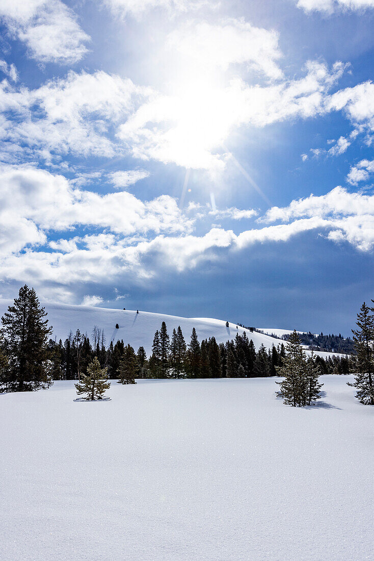 USA, Idaho, Ketchum, Sunny day in mountains at winter 
