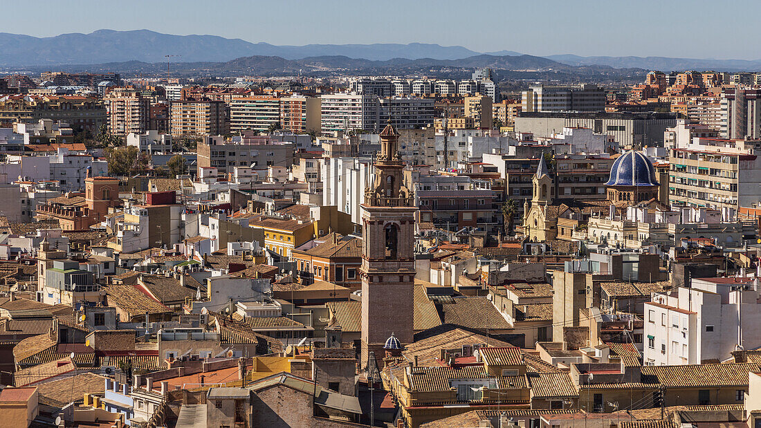 Spanien, Valencia, Dächer von Altstadtgebäuden und Kirchturm