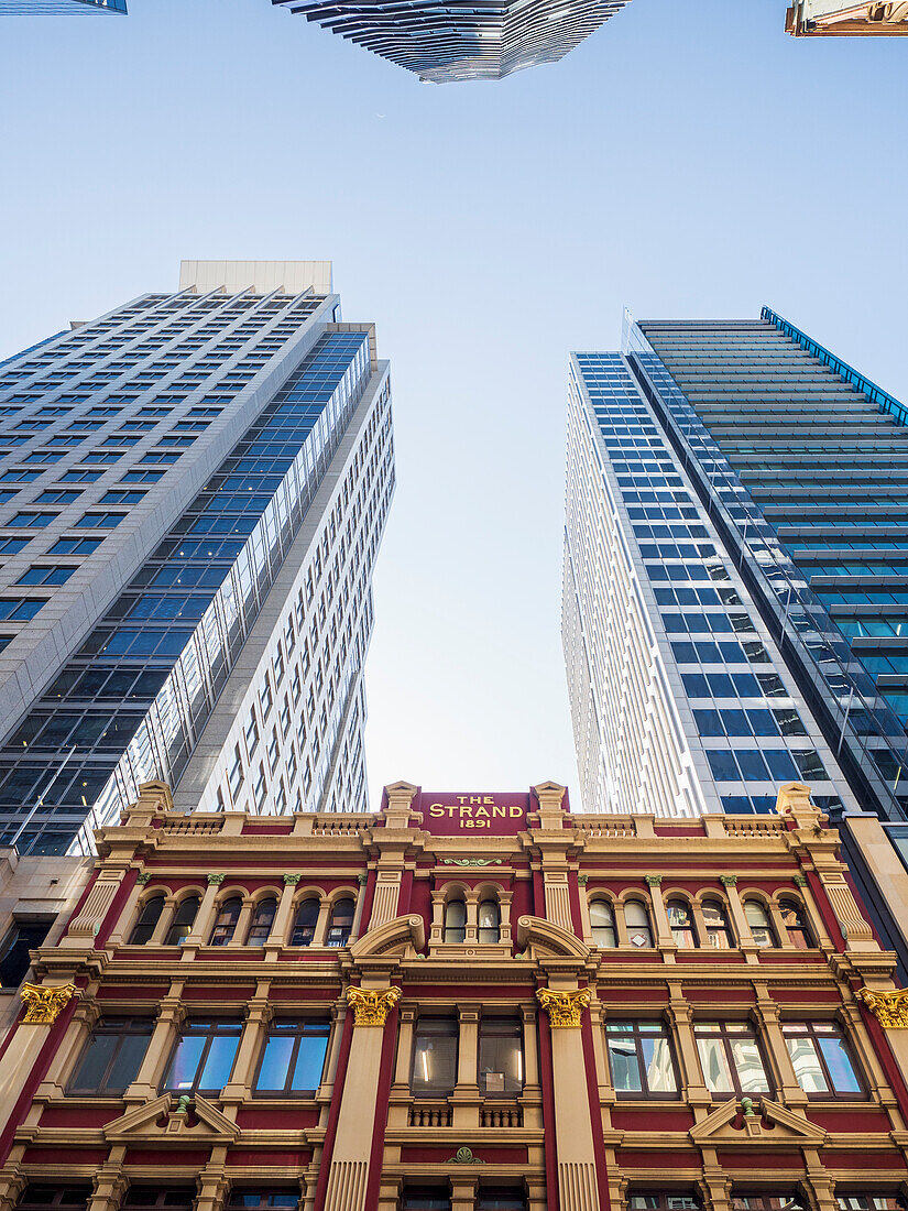 Australien, New South Wales, Sydney, Blick von unten auf ein Hotel zwischen Wolkenkratzern