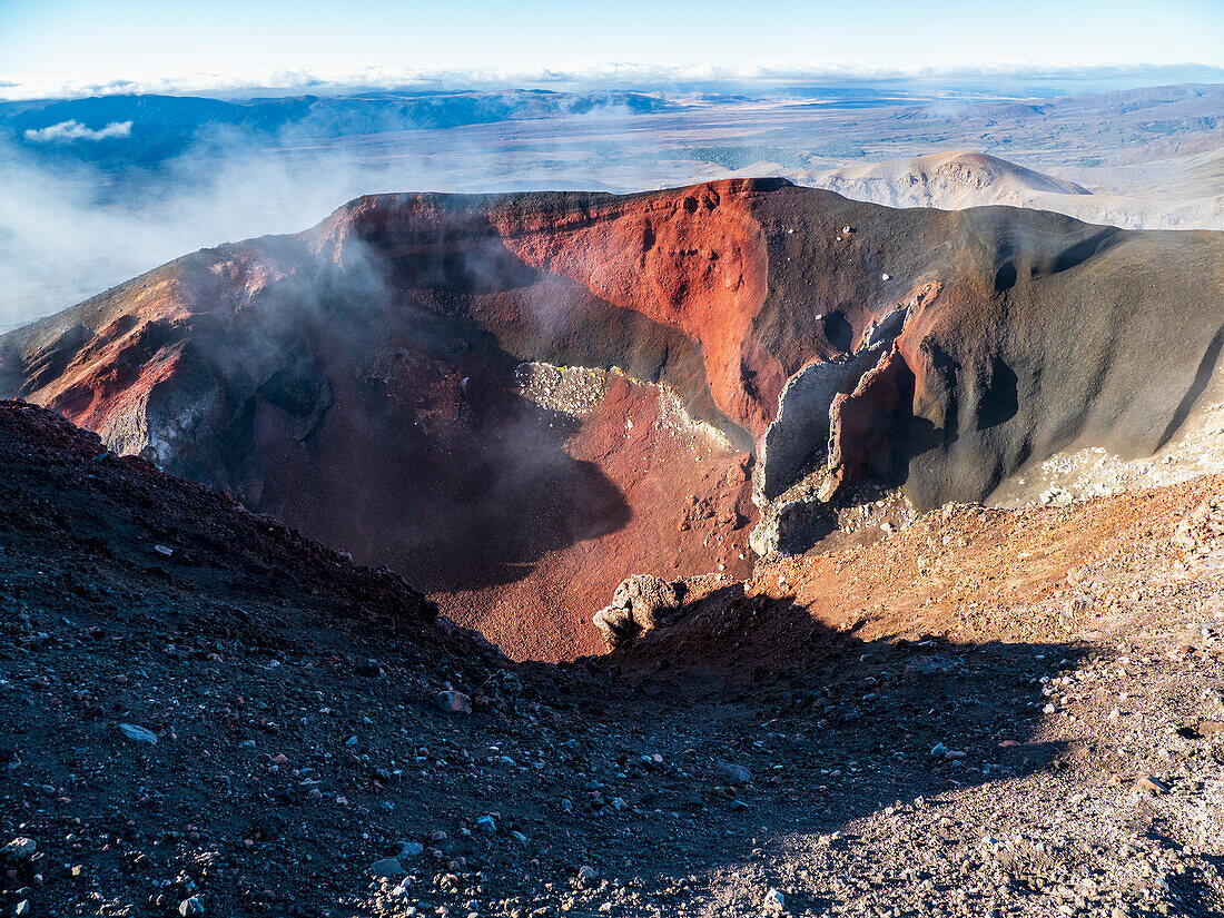 Neuseeland, Waikato, Tongariro National Park, Dampfaufstieg über dem Krater des Mount Ngauruhoe