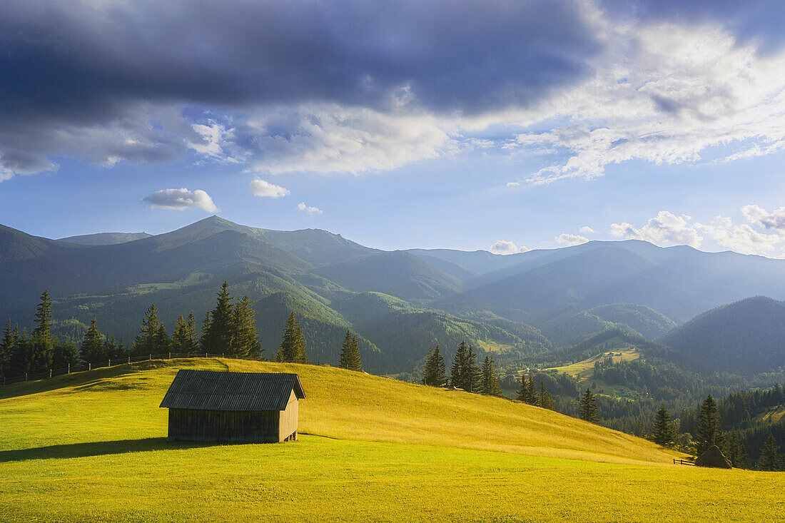 Ukraine, Gebiet Iwano Frankiwsk, Bezirk Werchowyna, Dorf Dzembronya, Holzhütte in ländlicher Landschaft in den Karpaten