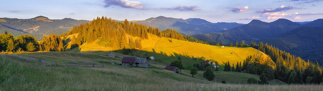 Ukraine, Gebiet Iwano Frankiwsk, Bezirk Werchowyna, Dorf Dzembronya, Panoramablick auf Landschaft in den Karpaten