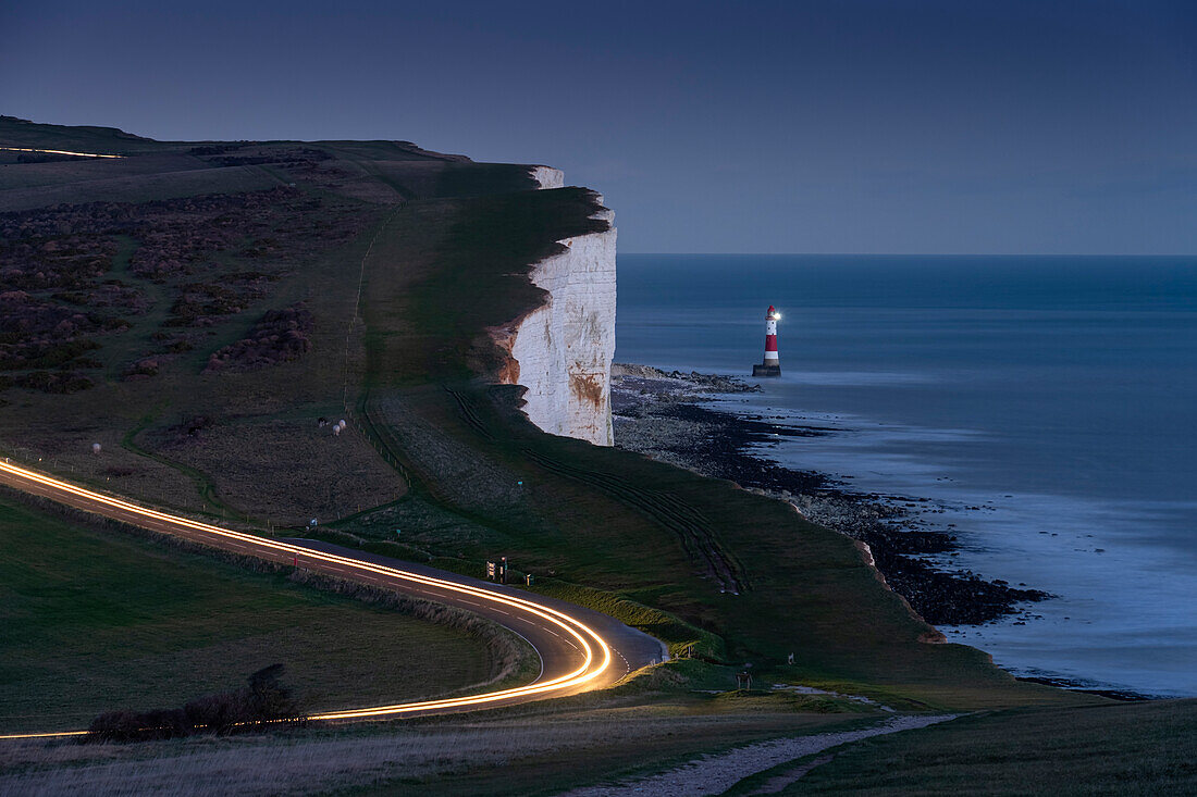 Beachy Head Leuchtturm und Beachy Head bei Nacht, bei Eastbourne, South Downs National Park, East Sussex, England, Vereinigtes Königreich, Europa