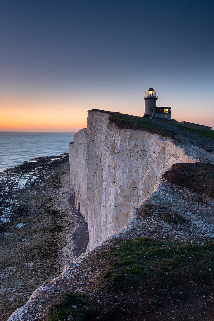 Belle Tout Leuchtturm in der Abenddämmerung, Beachy Head, bei Eastbourne, South Downs National Park, East Sussex, England, Vereinigtes Königreich, Europa