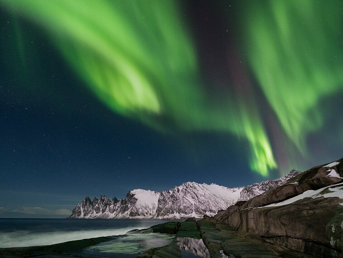 Die Aurora Borealis (Nordlicht) über dem Teufelskiefer (Teufelszähne) (Okshornan Gebirge), Tungeneset, Senja, Troms og Finnmark County, Norwegen, Skandinavien, Europa