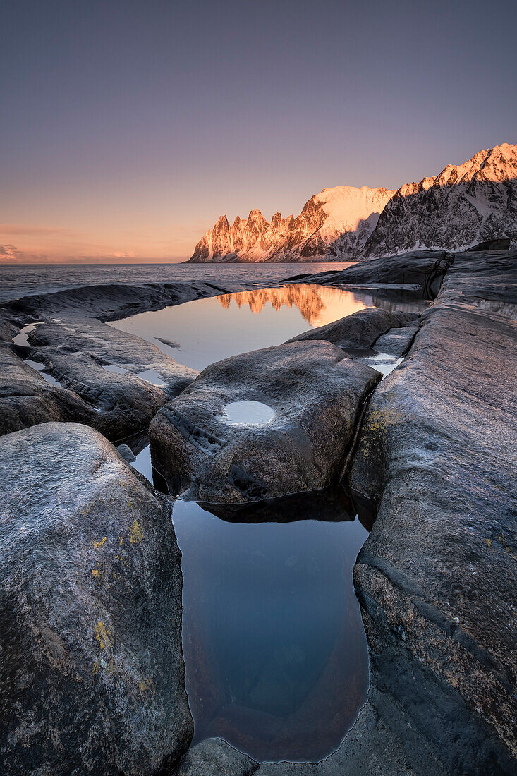 Die Teufelskiefer (Teufelszähne) bei Sonnenuntergang, Tungeneset, Senja, Troms og Finnmark County, Norwegen, Skandinavien, Europa