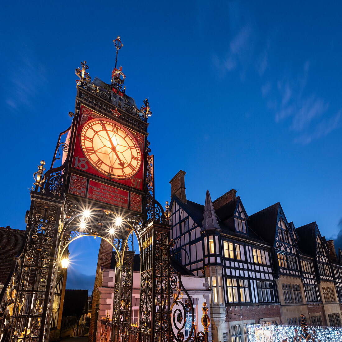 Die viktorianische Eastgate Clock an der Stadtmauer bei Nacht, Eastgate Street, Chester, Cheshire, England, Vereinigtes Königreich, Europa
