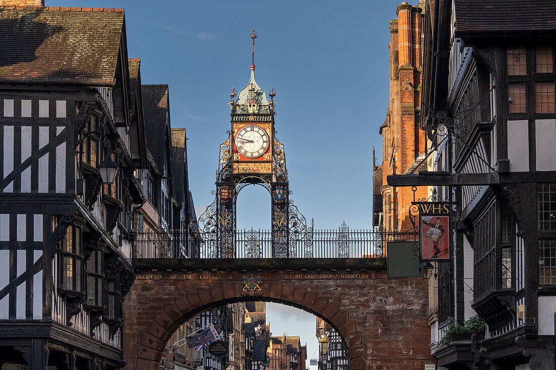 Die viktorianische Eastgate Clock an der Stadtmauer, Eastgate Street, Chester, Cheshire, England, Vereinigtes Königreich, Europa