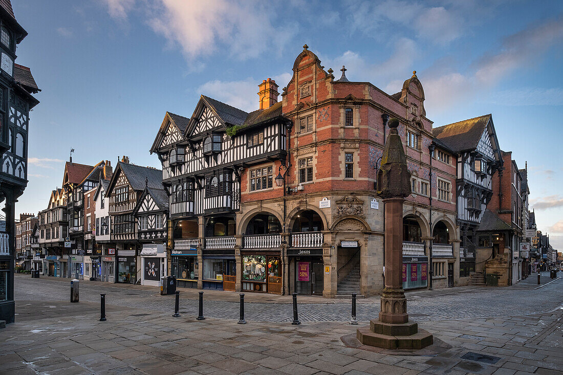 Chester Cross and Bridge Street Medieval Row, Bridge Street, Chester, Cheshire, England, Vereinigtes Königreich, Europa
