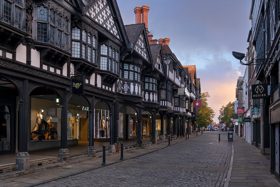 Die mittelalterlichen Northgate-Einkaufsreihen mit Fachwerk an der Northgate Street, Chester, Cheshire, England, Vereinigtes Königreich, Europa
