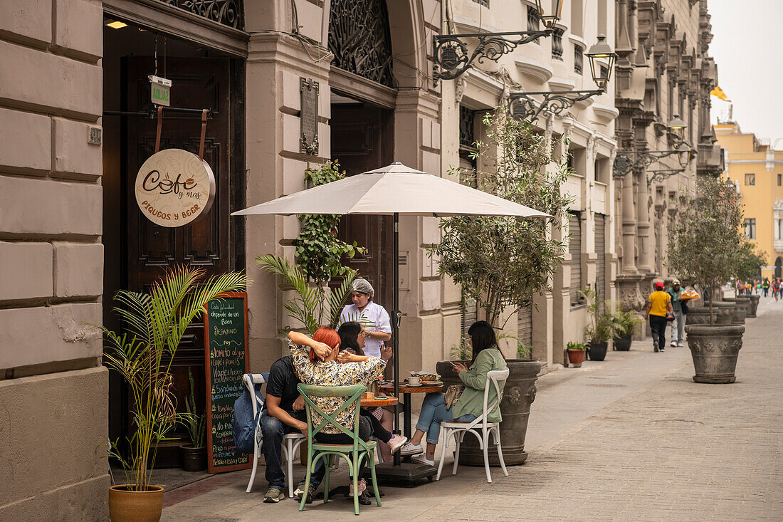 Menschen sitzen vor einem Cafe, Lima, Peru, Südamerika