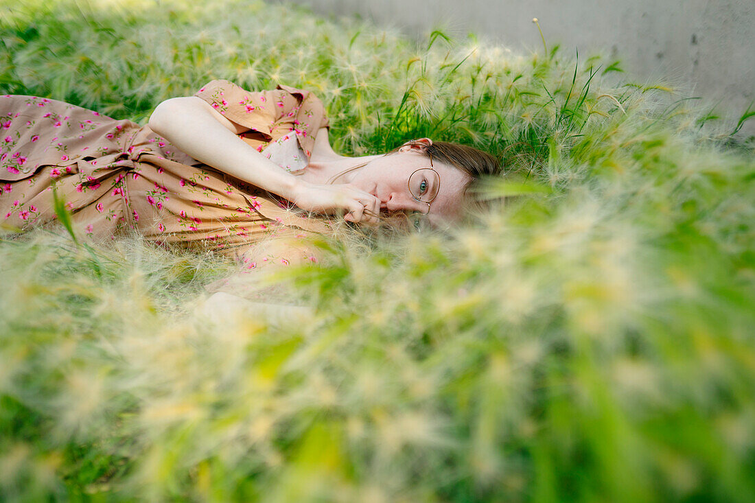 Porträt einer im Gras liegenden Frau