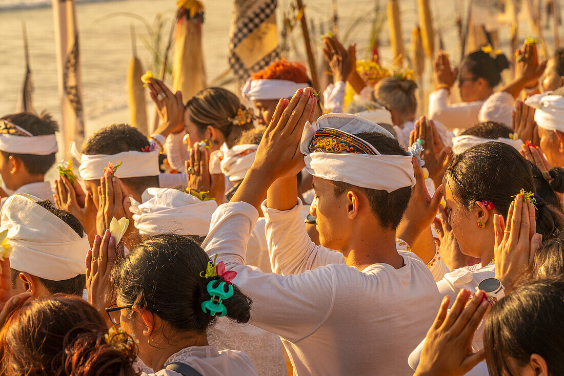 Blick auf Menschen beim Gebet am Kuta Beach für Nyepi, balinesische Neujahrsfeiern, Kuta, Bali, Indonesien, Südostasien, Asien