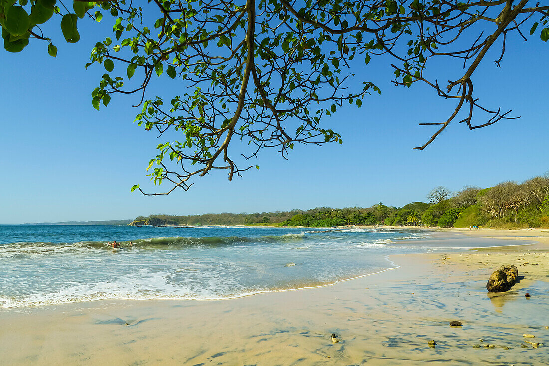 Weißer Sandstrand Playa Golondrina nördlich von San Juanillo an der Küste der Nicoya-Halbinsel, San Juanillo, Guanacaste, Costa Rica, Mittelamerika