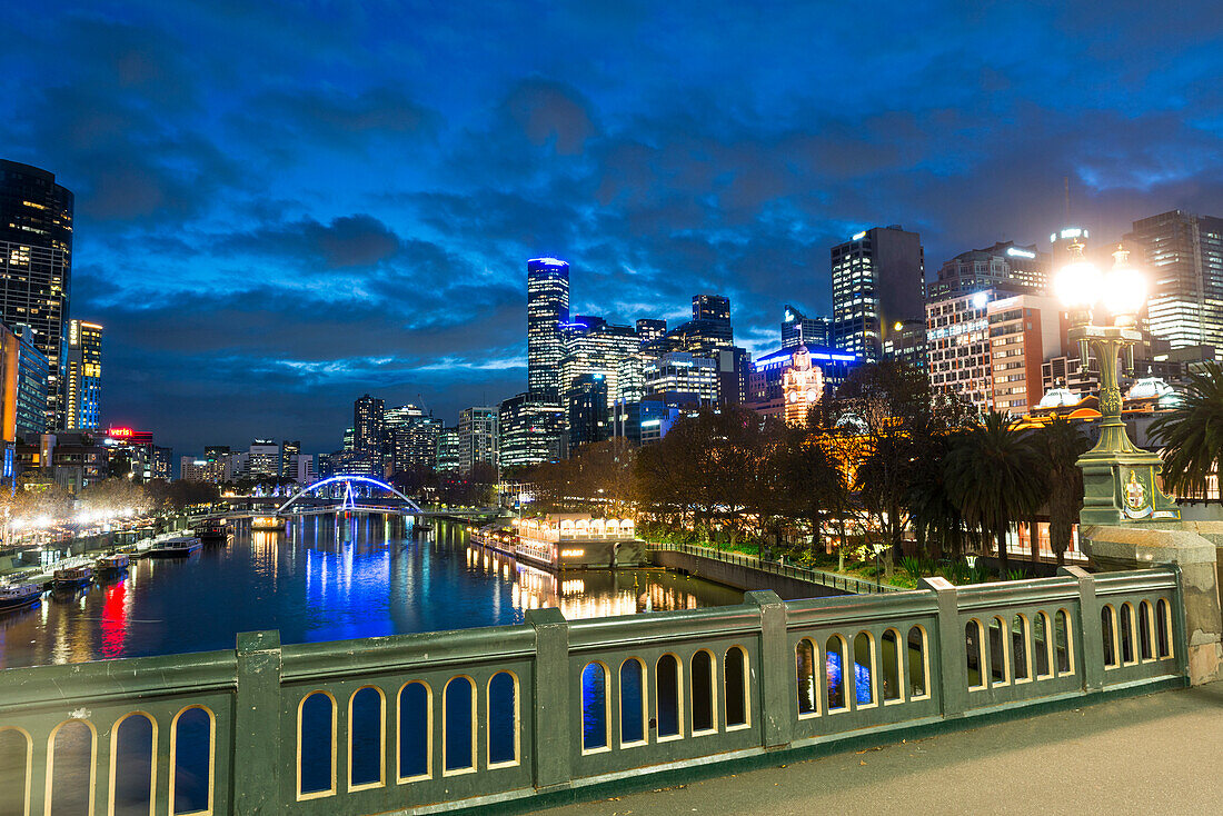 Beide Ufer des Yarra River, einschließlich der bekannten Southbank, in der Stadt Melbourne in der Dämmerung, Victoria, Australien, Pazifik