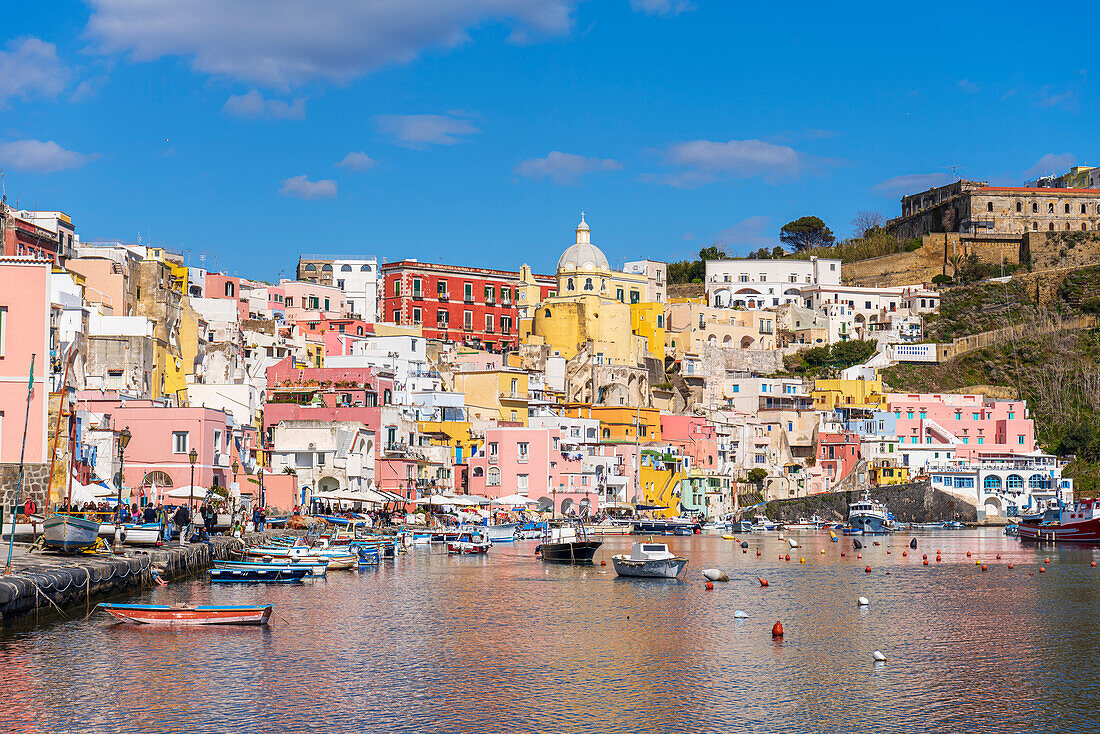 Blick auf das berühmte bunte italienische Fischerdorf Marina Corricella, Insel Procida, Tyrrhenisches Meer, Bezirk Neapel, Neapolitanische Bucht, Region Kampanien, Italien, Europa