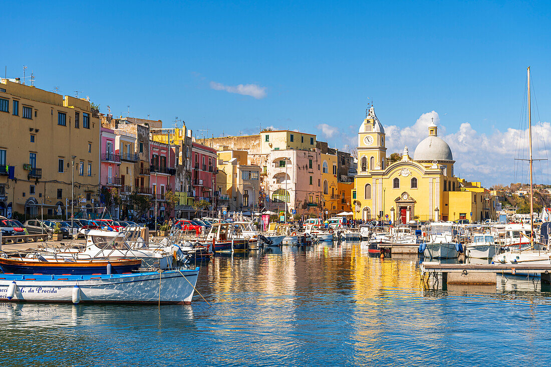 Das bunte Fischerdorf Marina di Procida, Hafen von Procida, Insel Procida, Tyrrhenisches Meer, Bezirk Neapel, Neapolitanische Bucht, Region Kampanien, Italien, Europa