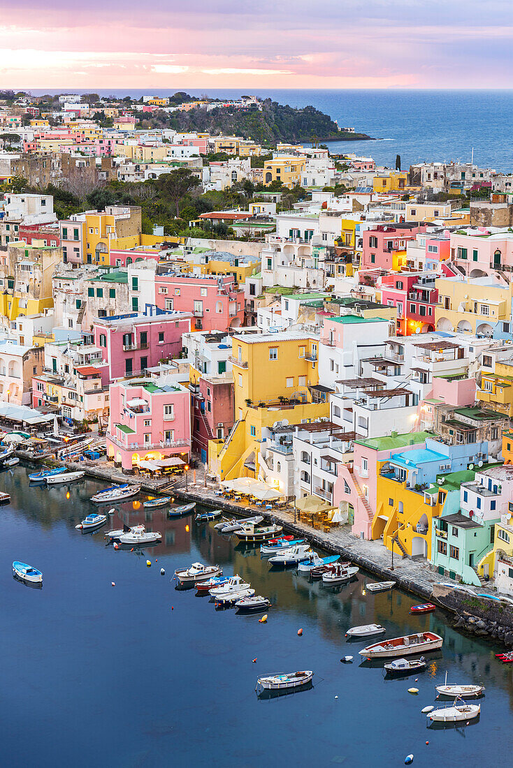 Blick von oben auf das Fischerdorf Marina Corricella mit bunten Häusern, Insel Procida, Tyrrhenisches Meer, Bezirk Neapel, Neapolitanische Bucht, Region Kampanien, Italien, Europa