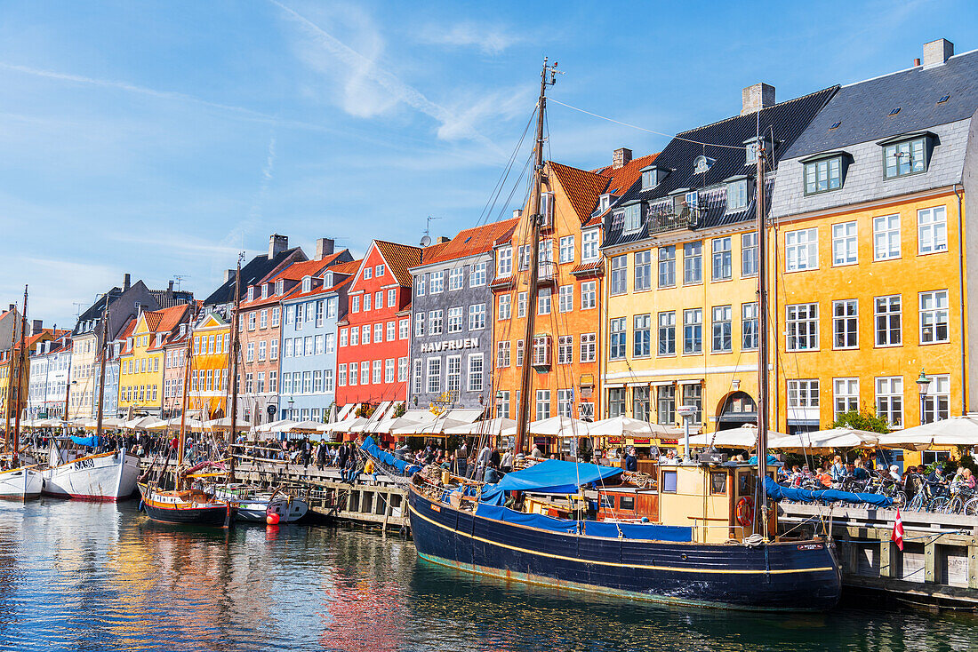 Bunte Häuser und Holzboote im Hafen von Nyhavn, Kopenhagen, Dänemark, Skandinavien, Europa