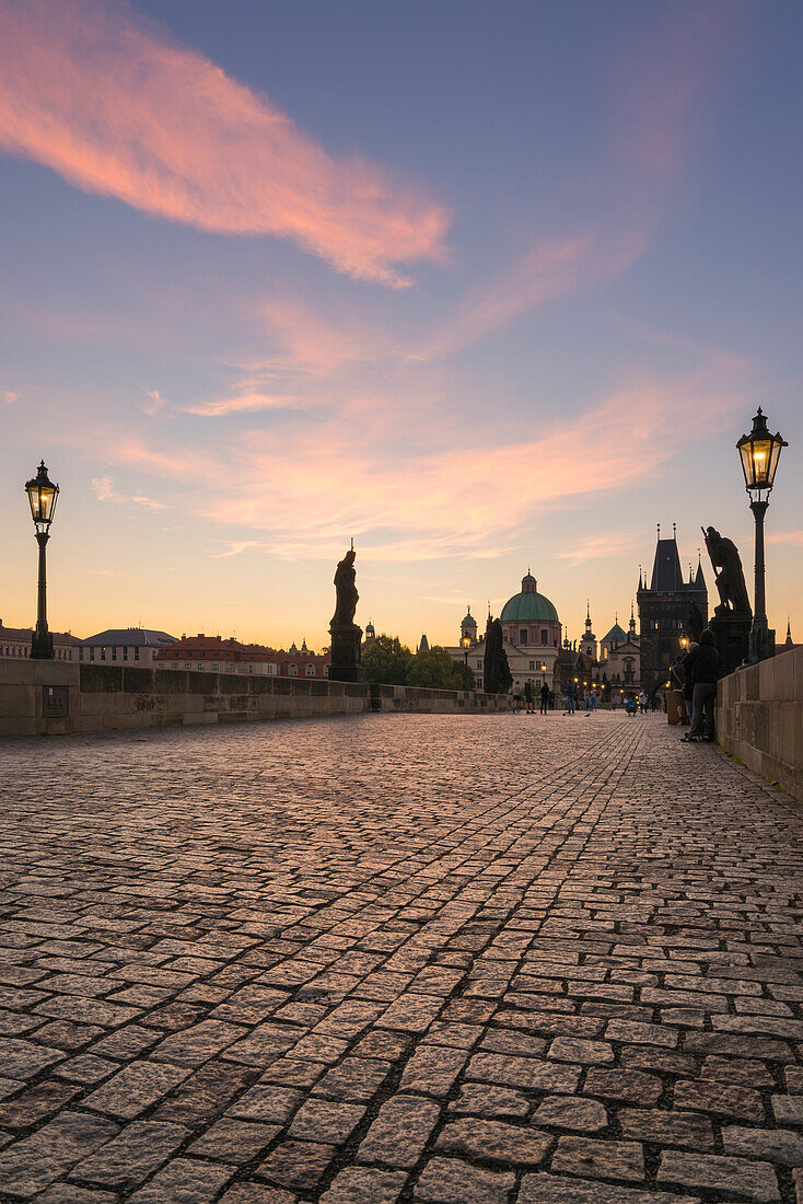 Karlsbrücke bei Sonnenaufgang, UNESCO-Welterbe, Prag, Böhmen, Tschechische Republik (Tschechien), Europa