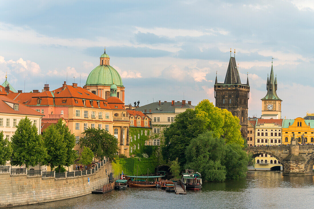 Karlsbrücke und Kirche des Heiligen Franz von Assisi mit Altstädter Brückenturm gegen den Himmel, UNESCO-Welterbe, Prag, Böhmen, Tschechische Republik (Tschechien), Europa