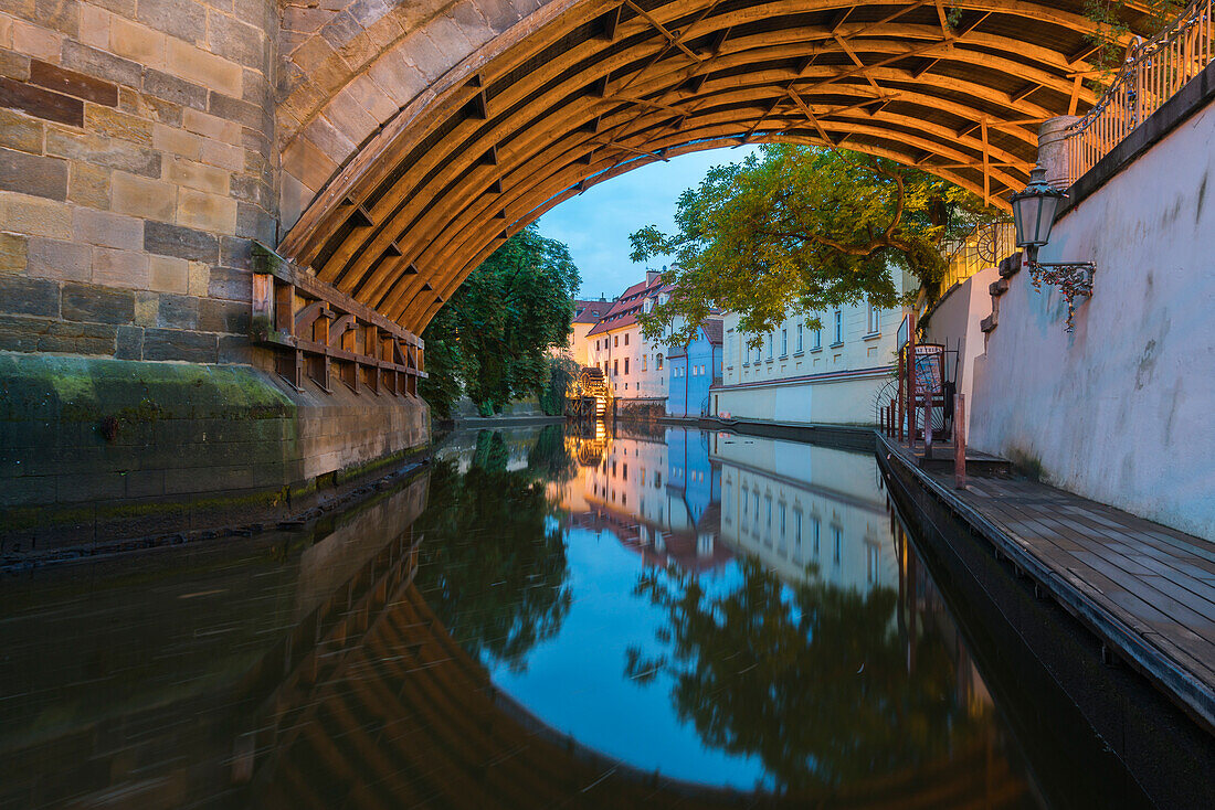 Spiegelungen im Teufelskanal (Certovka) unter der Karlsbrücke, Prag, Böhmen, Tschechische Republik (Tschechien), Europa