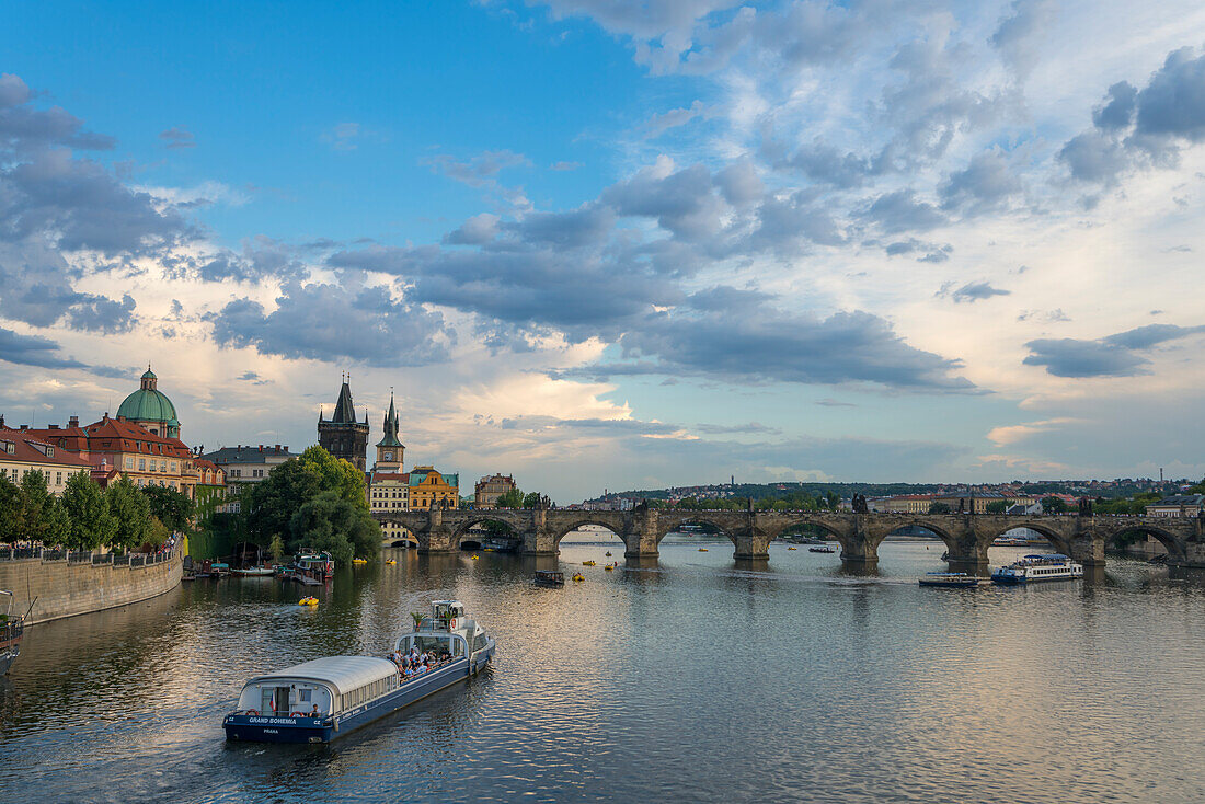 Boot in Richtung Karlsbrücke und Altstädter Brückenturm, UNESCO-Weltkulturerbe, Prag, Böhmen, Tschechische Republik (Tschechien), Europa
